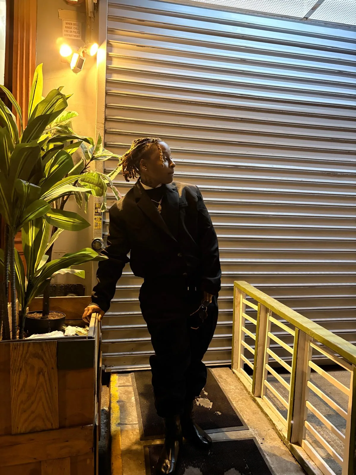 Auraçle off-stage